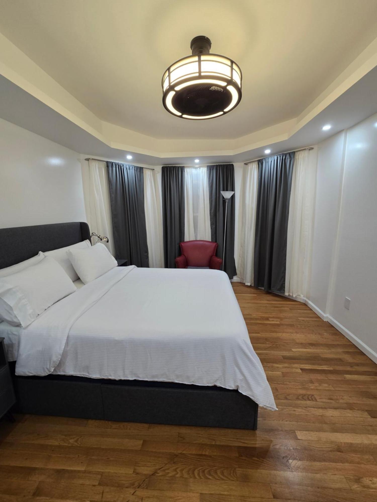 Beautiful Boston Bedroom - New Renovation Екстер'єр фото