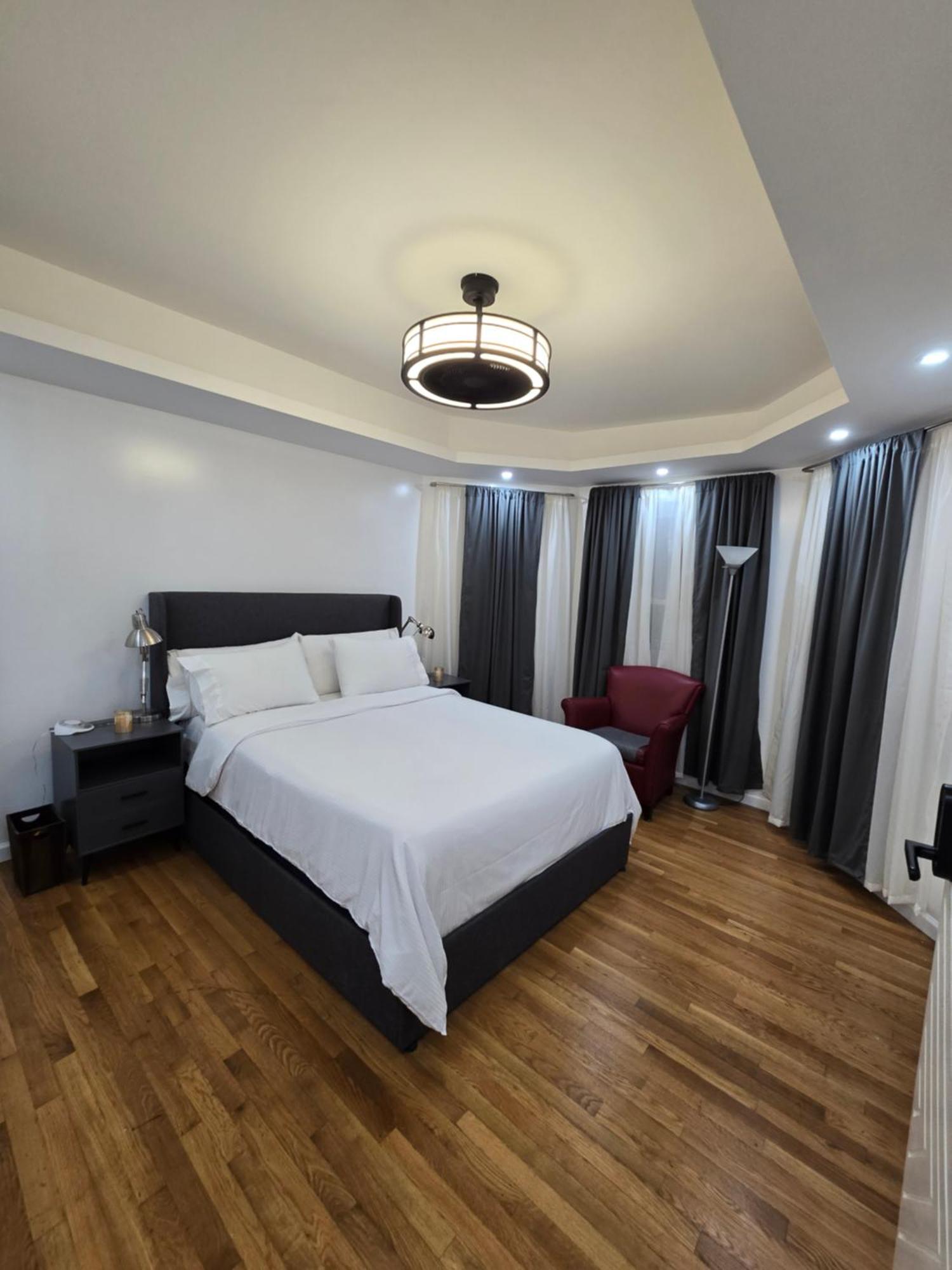Beautiful Boston Bedroom - New Renovation Екстер'єр фото